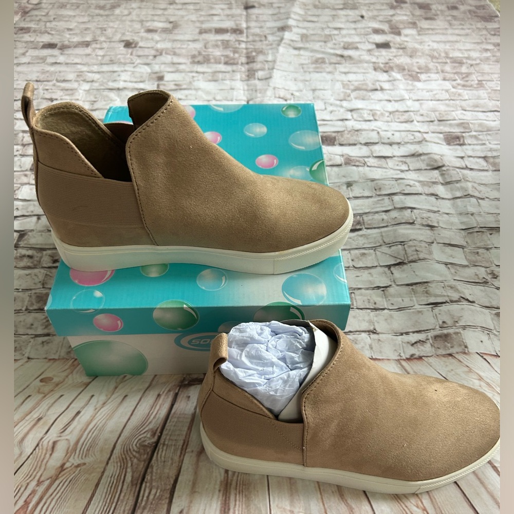 New In Box Soda Tan Suede Wedge Sneaker Shoes Size 6